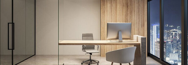 Современный офис с видом на город: стеклянные двери, деревянный стол, компьютер, кресла.