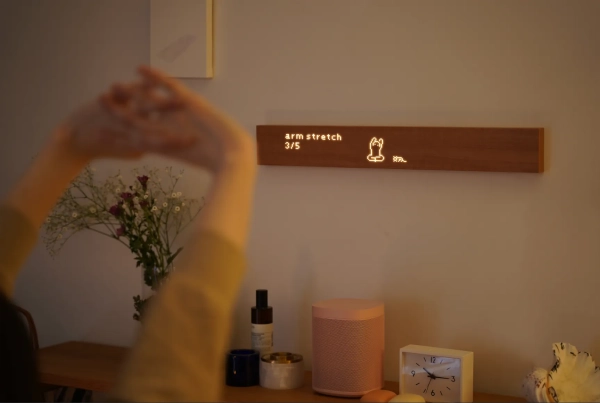 Человек делает упражнение для рук перед цифровым дисплеем.