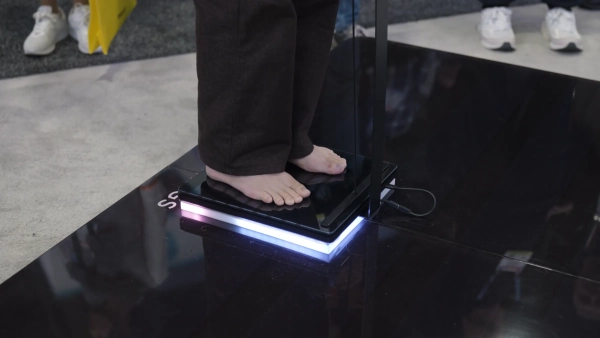 Новые весы Withings измеряют метаболические биомаркеры по поту ног. На фотографии изображены не мои ноги.