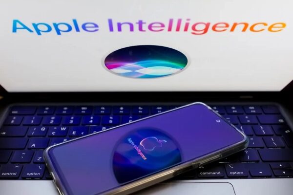 Смартфон и ноутбук с логотипами Apple Intelligence на экране.