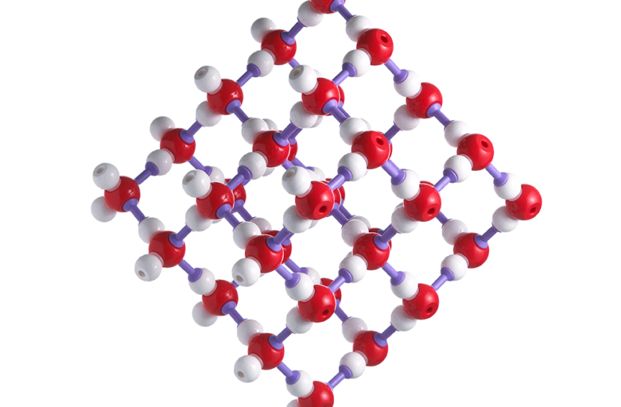 Модель молекулярной структуры кристаллической решетки из атомов разного цвета.