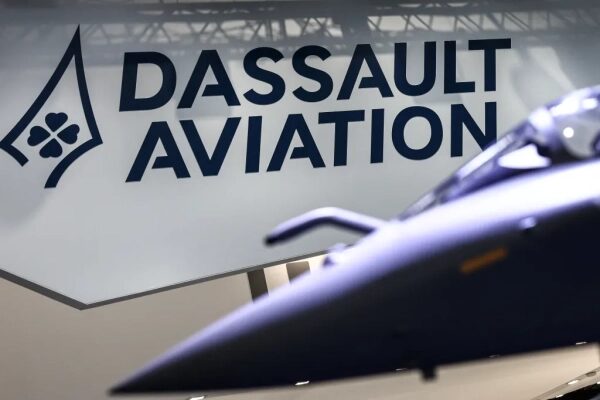 Логотип Dassault Aviation, спереди виден нос самолёта.