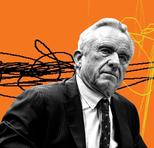 Портрет мужчины в костюме на ярком оранжевом фоне с абстрактными линиями.