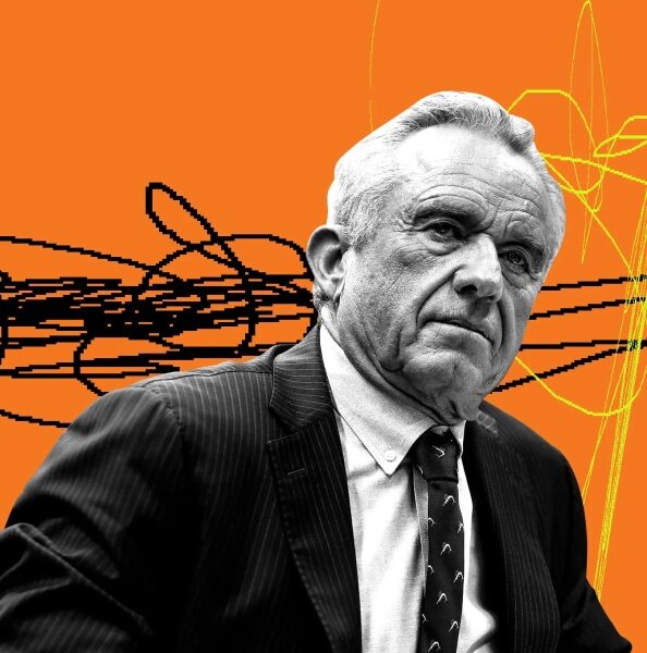 Портрет мужчины в костюме на ярком оранжевом фоне с абстрактными линиями.