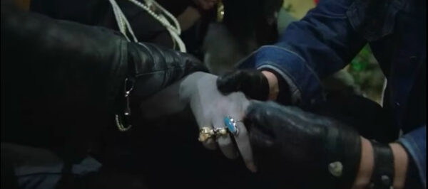 Почему фильмы про зомби - они совсем не про зомби? 9 Черные перчатки держат руку в кольцах, близкий план, вечер, рукопожатие.