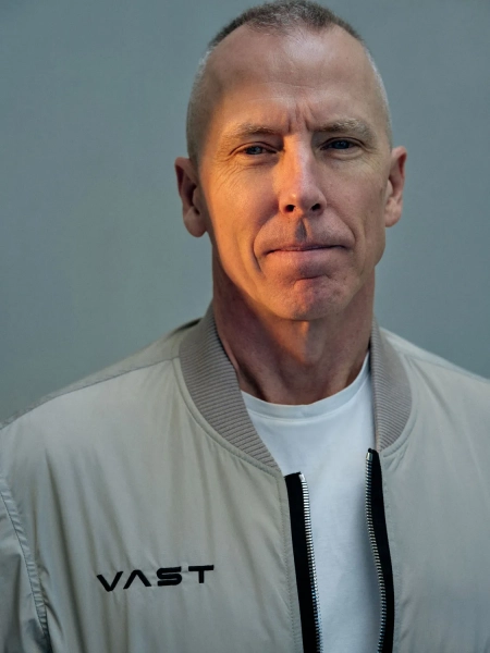 Астронавт обучает туристов полетам на первой в мире коммерческой космической станции. 1 Дрю Фейстел