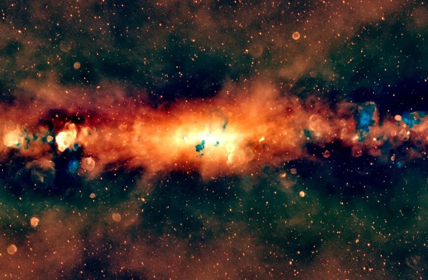 Космическая туманность, излучающая оранжево-синий свет в темном звездном небе.
