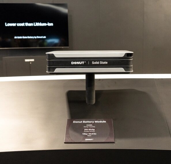 Солидная аккумуляторная батарея Donut на выставочном стенде с описанием характеристик.
