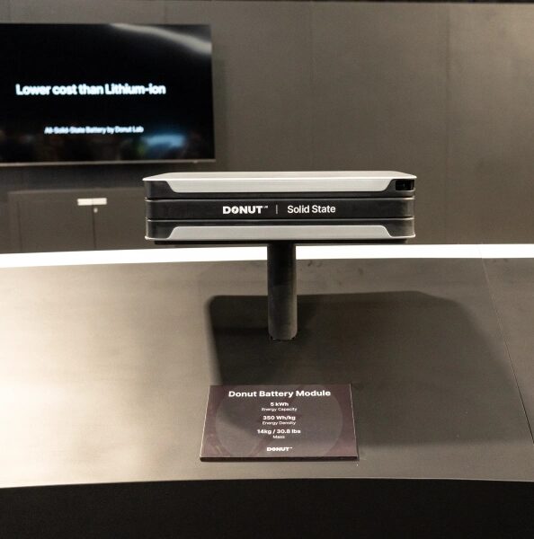 Это первая в мире твердотельная батарея? 10 Солидная аккумуляторная батарея Donut на выставочном стенде с описанием характеристик.
