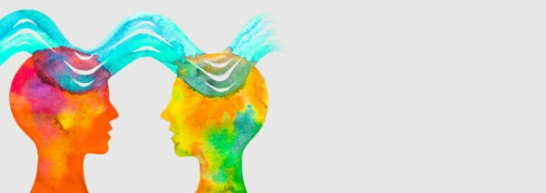 Акварельные силуэты двух голов с абстрактными волнами, символизирующими обмен мыслями.