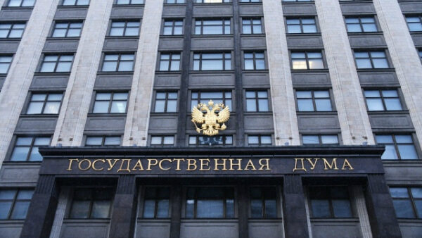 Здание Государственной Думы России с гербом на фасаде, Москва.