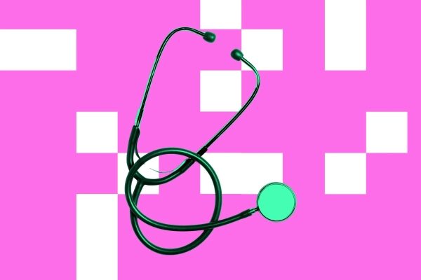 Стетоскоп на розовом фоне с белыми квадратами, медицинский инструмент.