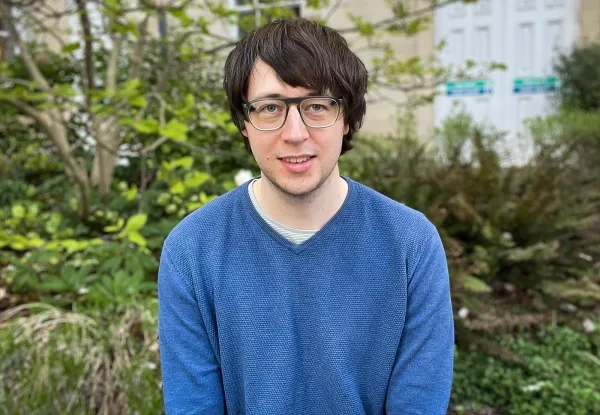 Сети содержат ключ к решению давней проблемы, связанной с волнами. 8 Мужчина в очках и синем свитере.