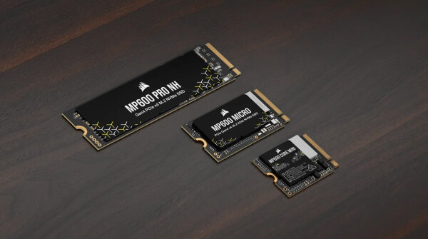 Три SSD-накопителя Corsair на деревянной поверхности, портновские карты.