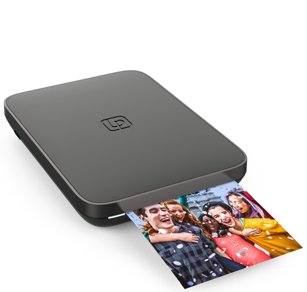 Компактный фотопринтер печатает яркое фото с изображением группы людей.