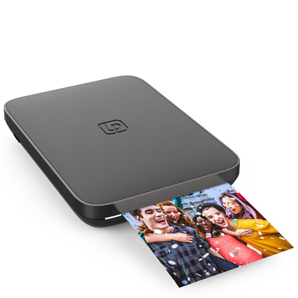 Компактный фотопринтер печатает яркое фото с изображением группы людей.