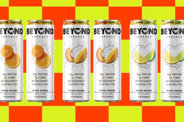 Протеиновый газированный напиток Beyond Meat может стать для компании последним шансом и лучшей надеждой. 2 Напитки Beyond в банках с разными вкусами на ярком фоне.