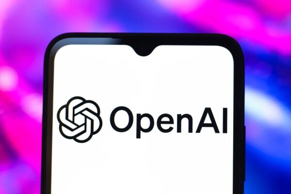Экран смартфона с логотипом и текстом OpenAI на фоне ярких цветов.