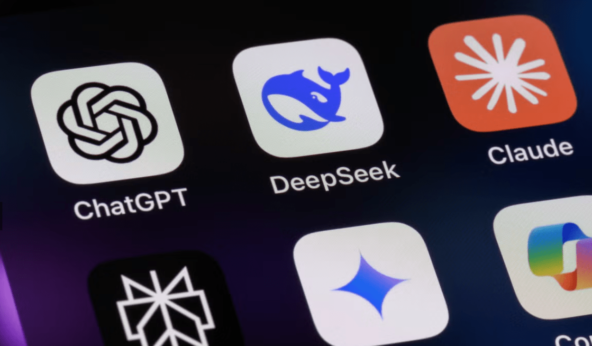 Иконки приложений ChatGPT, DeepSeek и другие на экране смартфона.
