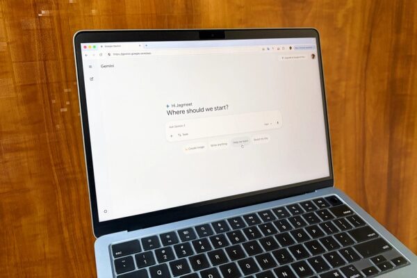 Ноутбук с открытой страницей браузера, показывающей интерфейс Google Gemini.