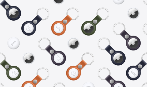 Ключницы для трекеров в разных цветах, фон белый, аксессуары с рисунками и надписями.