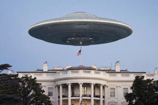НЛО завис над Белым домом в Вашингтоне.