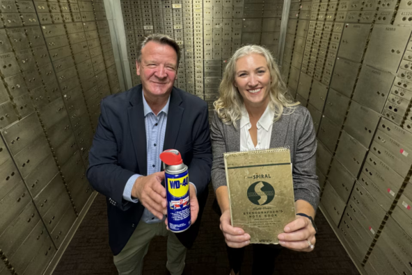 Двое людей в хранилище, держат баллон WD-40 и блокнот.