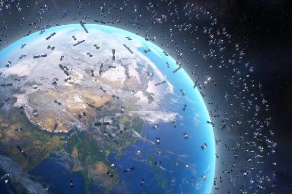 Земля в окружении множества спутников и космического мусора в космосе.