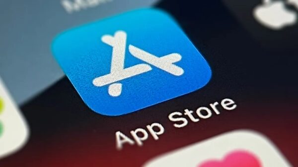Иконка App Store на экране смартфона, крупный план приложения iOS.