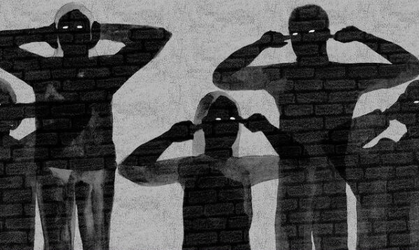 Анозогнозия – 2 Силуэты людей с закрытыми ушами и светящимися глазами на фоне кирпичной стены.