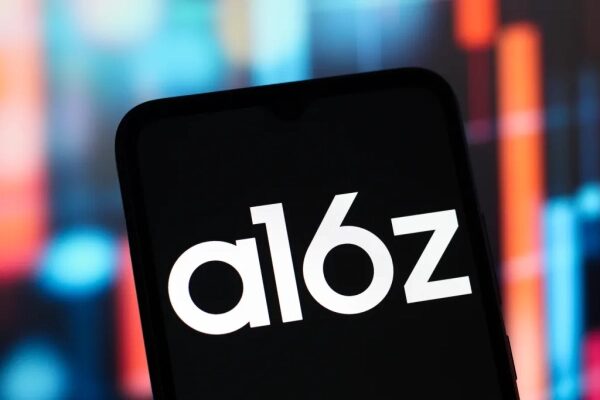 Логотип a16z на экране телефона с цветным фоном.