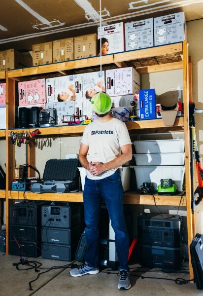 Изображение может содержать: одежду, каску, шлем, рабочие брюки, взрослую полку, джинсы, деревянную мебель и предметы интерьера.