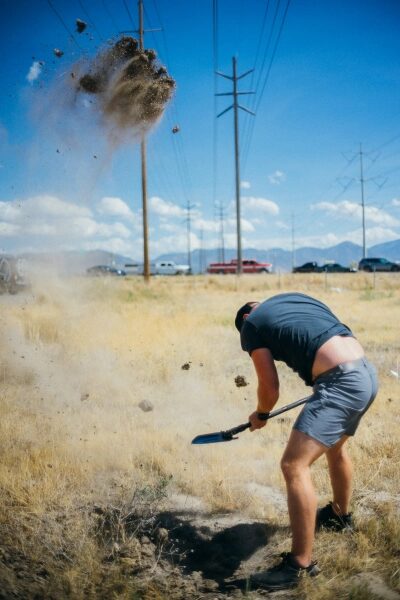 Изображение может содержать: одежду, шорты, пикап, транспортное средство, взрослый человек, устройство, лопату и инструмент.