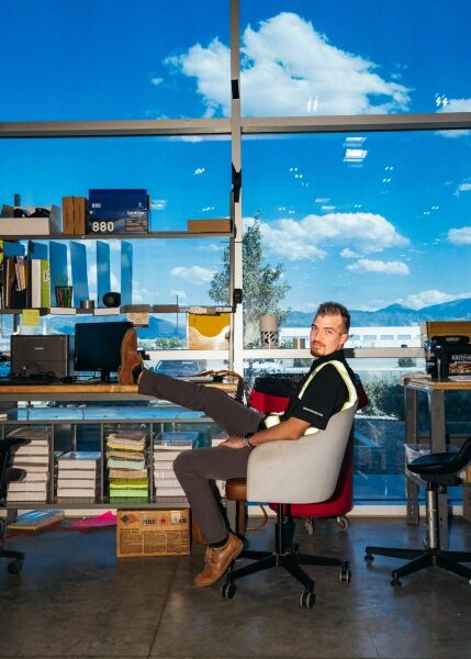 Изображение может содержать: мебель, предметы интерьера, стул, взрослого человека, офисное кресло, одежду, обувь и обувь.