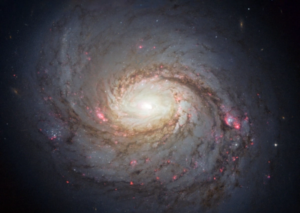 Новая карта Вселенной, нарисованная космическими нейтрино. 5 Фотография спиральной галактики с ярким ядром.