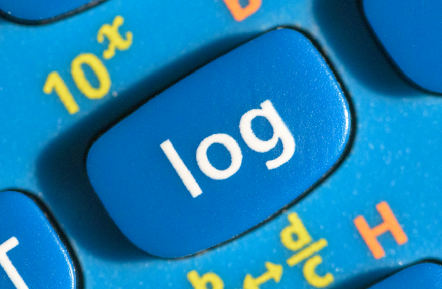 Синяя клавиша "log" на калькуляторе, окружённая другими цифрами и символами.