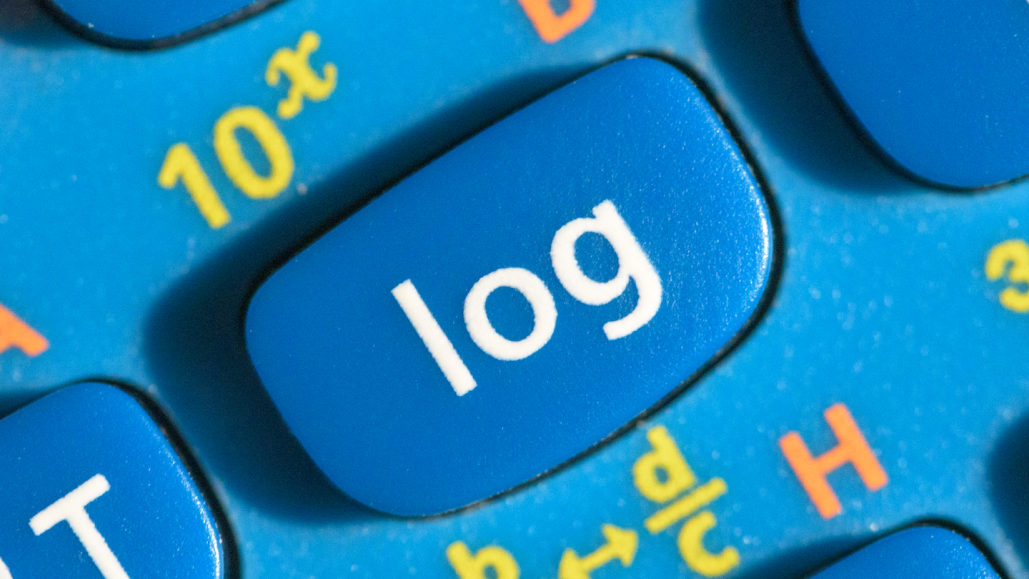 Ученые говорят: Логарифм 3 Синяя клавиша "log" на калькуляторе, окружённая другими цифрами и символами.