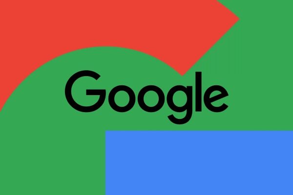 Логотип Google на фоне цветных геометрических фигур: красного, зелёного и синего.