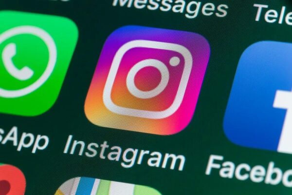 Иконки приложений Instagram, WhatsApp и Facebook на экране смартфона.