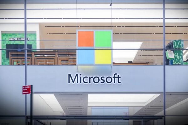 Вход в магазин Microsoft с логотипом на стеклянной фасаде.