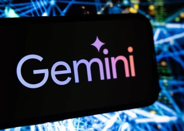Текст "Gemini" на экране смартфона с фоном технологического стиля.