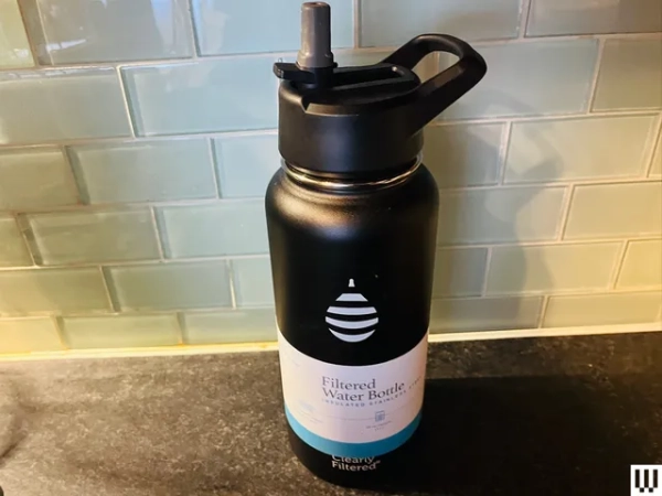 Изображение может содержать: бутылку, бутылку с водой, косметику и духи.