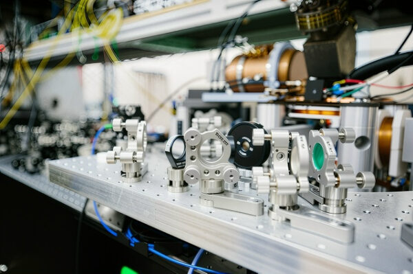Лабораторное оборудование с оптическими приборами на столе в исследовательской лаборатории.