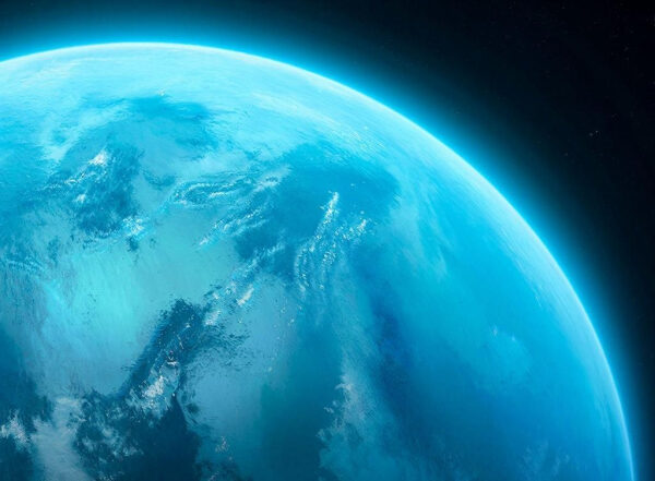 Вид на голубую планету из космоса с облаками и атмосферой на фоне тёмного космоса.