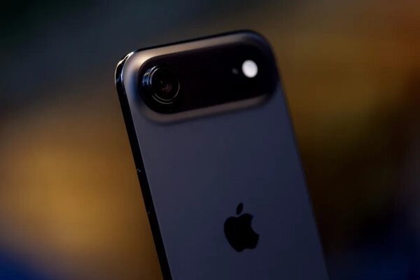 Камера смартфона iPhone крупным планом в темном освещении.