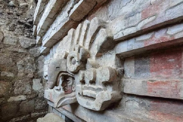 Рельеф древней мезоамериканской цивилизации, декорированный орнаментами и фигурами.