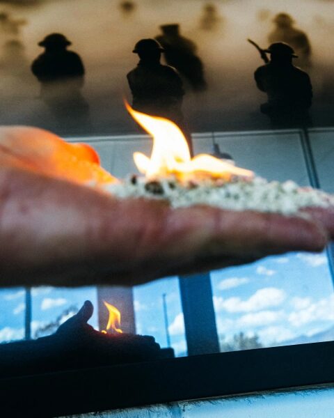 Изображение может содержать огонь, пламя, части тела взрослого человека, пальцы, руки и младенца.