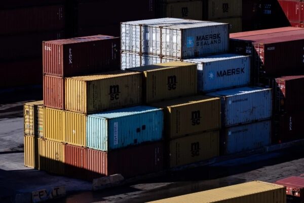 Контейнеры на складе, складированные в порту, грузовые контейнеры Maersk, MSC.