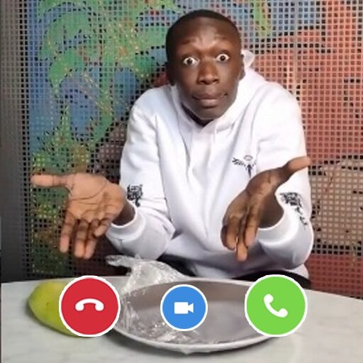 Человек в белой кофте, удивленный взгляд, жесты руками, преследует странную ситуацию.