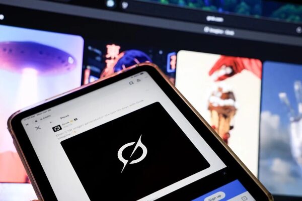 Телефон с логотипом приложения перед экраном с изображениями.